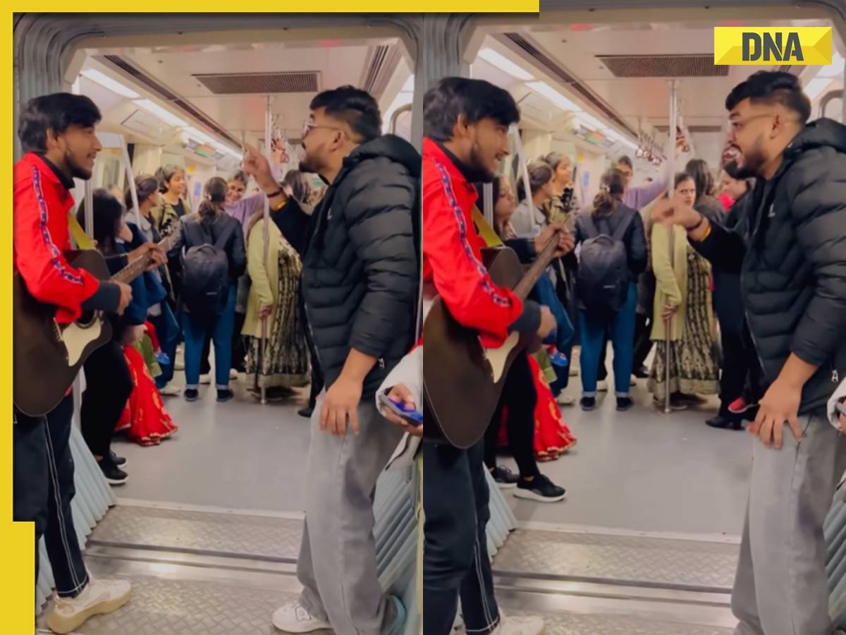 Video of man singing ‘Aasman Ko Chukar Dekha’ in crowded metro goes viral, watch