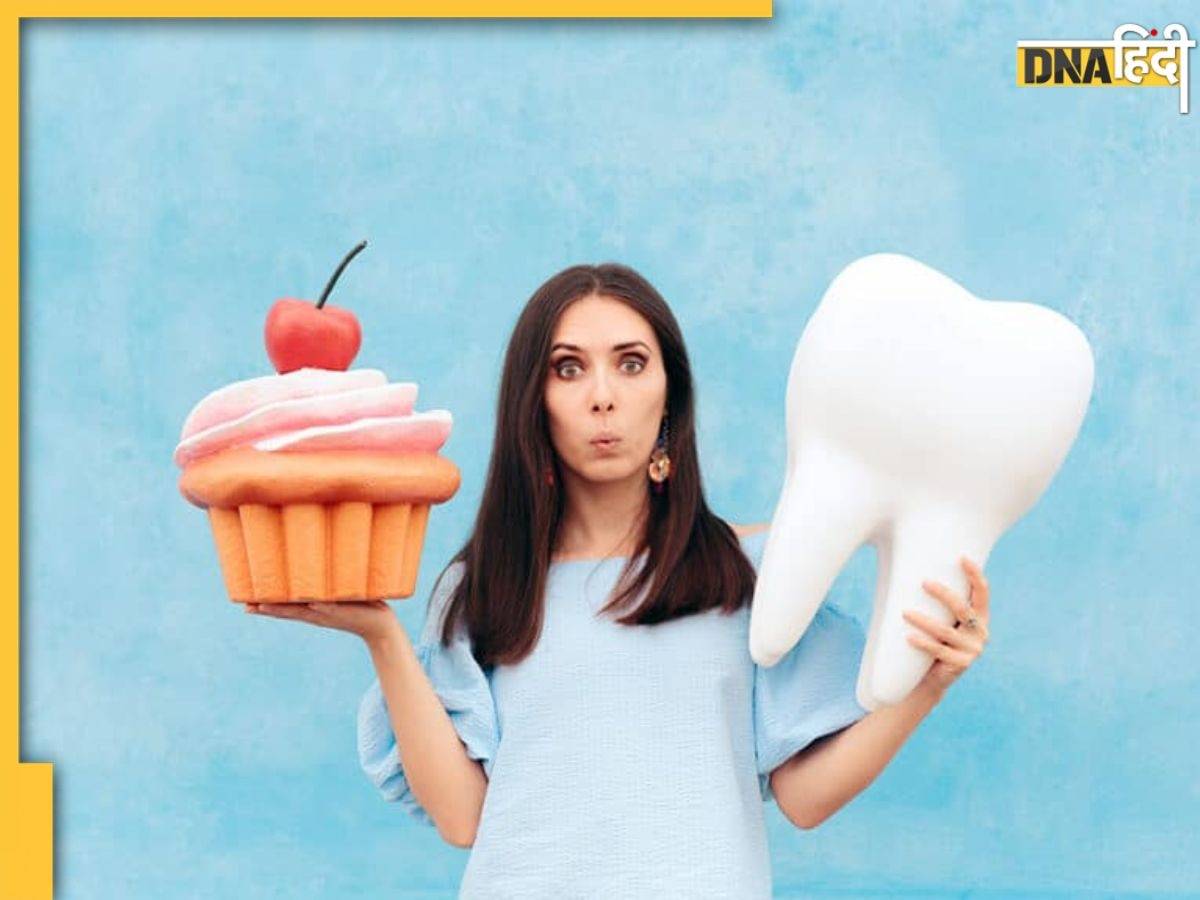 Oral Health: दांतों को अंदर से खोखला बनाने का काम करती है ये एक चीज, मसूड़े भी होने लगते हैं खराब