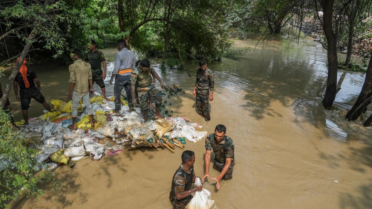 सेना के जवानों को संभालनी पड़ी कमान