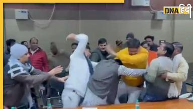 Viral Fight Video: नगरपालिका बैठक WWE फाइट में बदली, पार्षदों की मारपीट देखकर अखिलेश यादव ने कही ऐसी बात