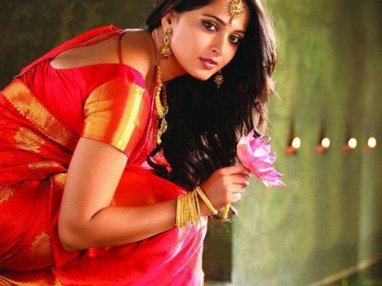 'Sarvagun sampanna' Anushka Shetty